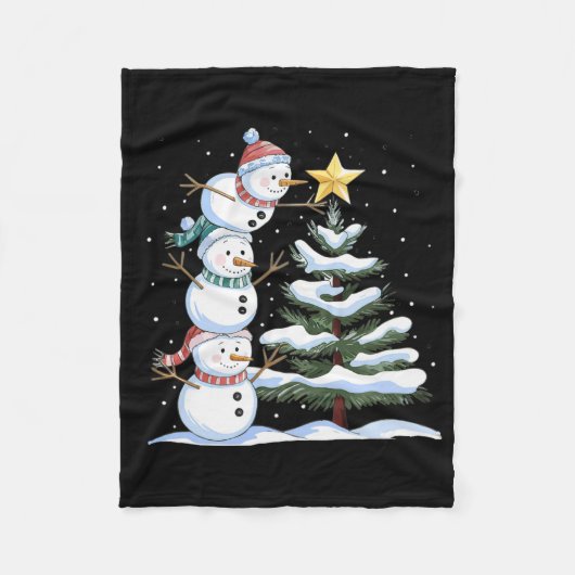 Three Snowmen Are Arranging A Christmas Tree Cute  フリースブランケット (正面)