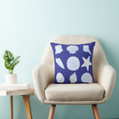 Throw Pillow in ocean blue with seashells クッション (椅子)