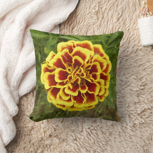Throw Pillow With Picture Of Marigold On It クッション (ブランケット)