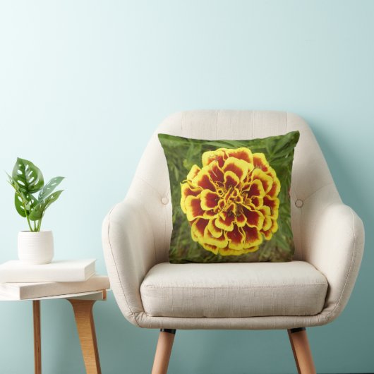 Throw Pillow With Picture Of Marigold On It クッション (椅子)