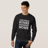 Throwing Bombs Banging Moms スウェットシャツ (正面フル)