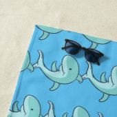 Thunder_Coveを跳躍させている青いイルカ ビーチタオル (インサイチュ)