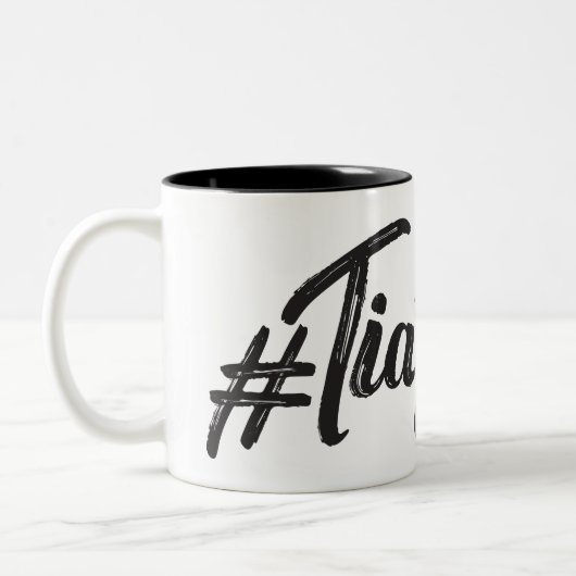 #TiaGoals、グランジでモダンな原稿 ツートーンマグカップ (左)