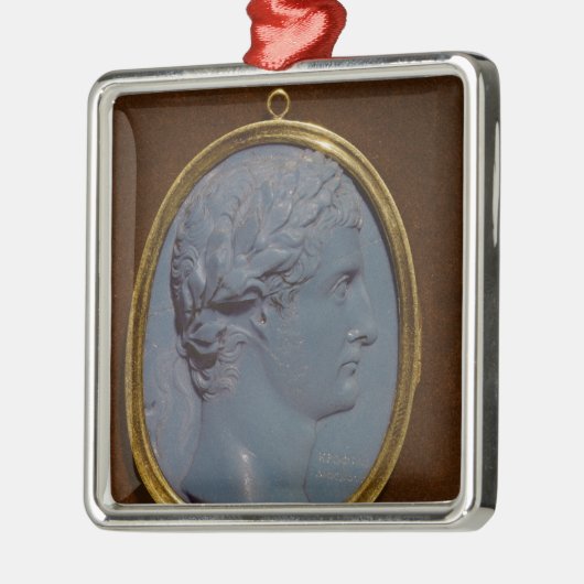 Tiberiusのプロフィールに耐えるカメオ メタルオーナメント (左)