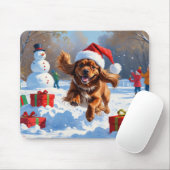 Tibetan Spaniel Running in Snow with Christmas Hat マウスパッド (マウス)