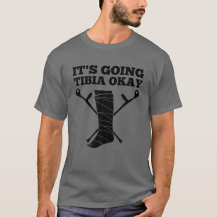 Tibia男カッコいい性の女性の骨折した脚の足首の足回復 Tシャツ