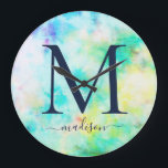 Tie-10代のDimeモノグラム名 ラージ壁時計<br><div class="desc">絞り染カラフルめのモノグラムと女の子の寝室10代のの名前時計。絞り染めのパーソナライズされたデザインが好き。</div>