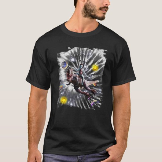 Tie Dye Alien Riding Rex Dinosaur Space Tシャツ (正面)