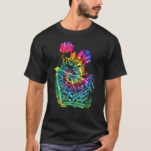 Tie Dye Skeletons Kissing Love LGBTQ Gay Lesbian M Tシャツ (正面)