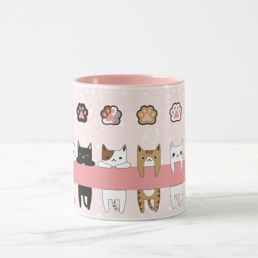 Tiernos gatitos en fondo rosa con flores マグカップ (中央)