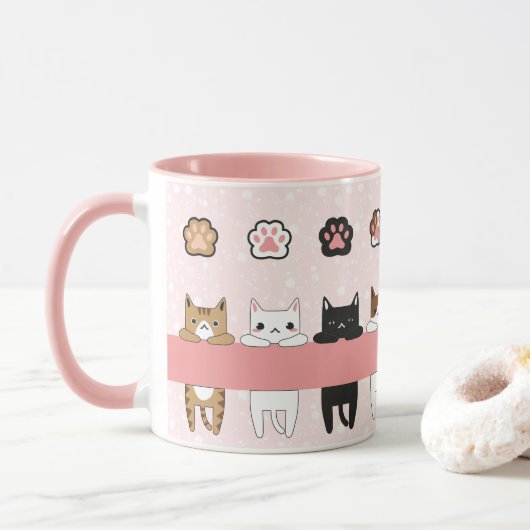 Tiernos gatitos en fondo rosa con flores マグカップ (ドーナツ)