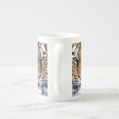 TigerのストライプポートレートGraphic Pressスタイル ボーンチャイナマグカップ (裏面)