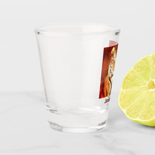 Tigerポートレートパーソナライズされたの写真クール名 ショットグラス (左)