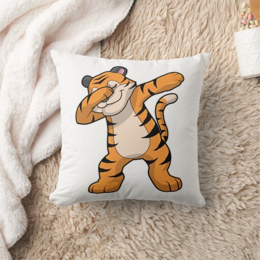 Tiger at Hip Hop Dance Dab クッション (ブランケット)