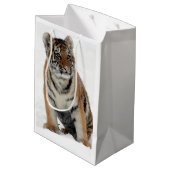 Tiger Cub in the Snow Photograph ミディアムペーパーバッグ (裏面アングル)