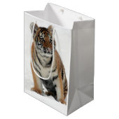 Tiger Cub in the Snow Photograph ミディアムペーパーバッグ (正面アングル)