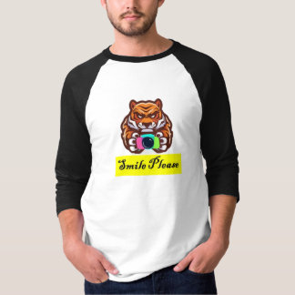 Tiger on the Prowl (カメラ付き) Tシャツ