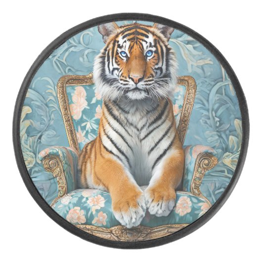 Tiger sitting on a vintage chair アイスホッケーパック (正面)