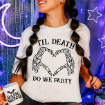 Til死は私たちパーティーギフトのためのbridesmaidsゴシック Tシャツ<br><div class="desc">お前の祝ブライダル分隊は暗い優雅さのtouchと私たちの"Til Death Do Usパーティー"のゴシックTシャツと一緒にブライドのメイドのための完璧な贈り物。「死インスパイアぬまで私たちの一部だ」という言葉では、このシャツはゴシックやダークのフェアユタ結婚ーレのテーマに理想的な結婚シャツだ。バチェロレッテに少し神経質なおもしろいを追加するユニークようスタイリッシュに設計されたこのシャツと"花嫁または死"の精神を受け入れる。これらのおもしろいバチェロレッテシャツは単なる服装ではなく、声明である。ブライダルパーティに最適な、これらのシャツはあなたのバチェロレッテ供給に素晴らしい追加である。「はっきりしたTil Death Do Usパーティー」デザインは、あなたのチームが立ち上がり、あなたのお祝いにゴシック様式の魅力の要素を追加することを保証する。あなたは街を訪れても居心地の良い夜を過ごしても、これらのシャツは忘れられないバチェロレッテ祭りを作る。お前の与え花嫁はブライダルパーティのシャツで大切にする贈り物だ。バチェロレッテの好意として完璧な、彼らスタイリッシュは両方の機能は、あなたの特別な素晴らしお祝いの記念に作る。ユーモア、スタイル、そして闇のロマンスのtouchを組み合わせた贈り物で、あなたの最も近い友人に感謝を示しなさい。私たちの"死ぬまで私たちのパーティー"ゴシックTシャツは、決して普通ではないバチェロレッテのための究極の花嫁付き合いのギフトである。</div>
