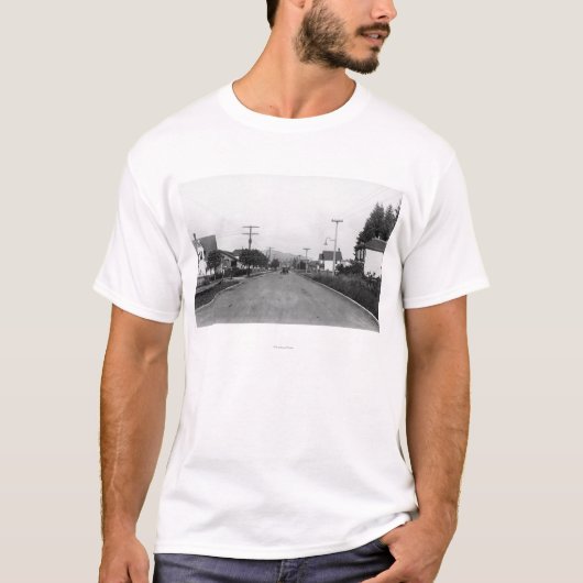 Tillamookのオレゴンの住宅の通り場面 Tシャツ (正面)