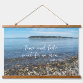 Time and Tide Geoffrey Chaucer Quote Seascape 吊り下げ型タペストリー (正面)