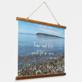 Time and Tide Geoffrey Chaucer Quote Seascape 吊り下げ型タペストリー (傾斜あり)