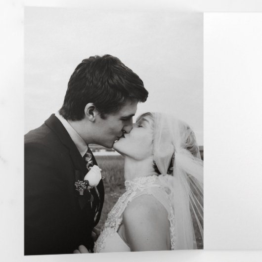 Timeless Black and White QR Code Modern Wedding 三つ折り招待状 (内部最初)