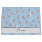  Timeless Botanical Bloom Soft Blue Monogram  ラージペーパーバッグ (正面)