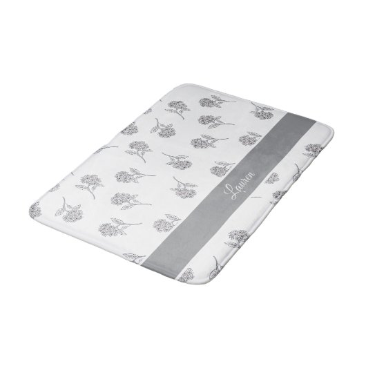 Timeless Botanical Bloom Soft Grey Monogram バスマット (アングル)