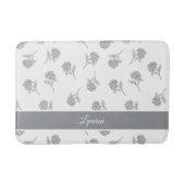 Timeless Botanical Bloom Soft Grey Monogram  バスマット (正面)