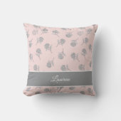 Timeless Botanical Bloom Soft Pink Monogram クッション (正面)