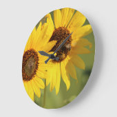 Timeless Wild Sunflowers and Bees  ラージ壁時計 (傾斜)
