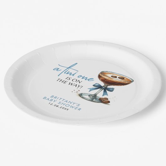 Tiniは男の子の赤ん坊のシャワーを途中にある ペーパープレート (アングル)