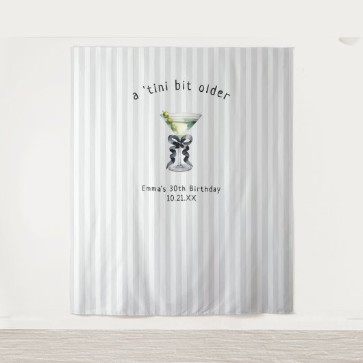 Tiniビットより古い | Martiniをテーマにした誕生日 タペストリー (正面)