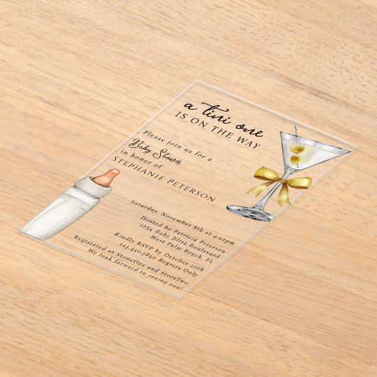 Tini Oneは黄色のMartini赤ちゃんシャワーの途中にある アクリル招待状 (レイダウン)