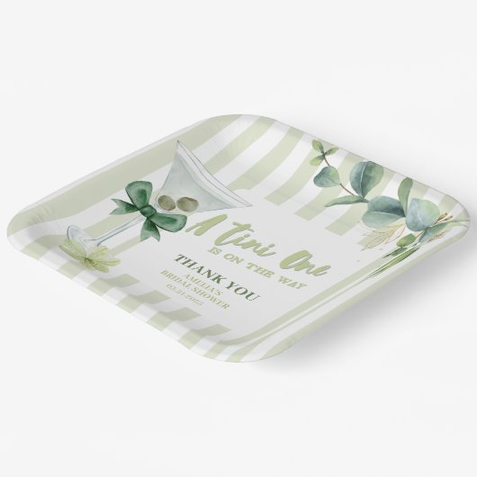 Tini oneはMartini Babyのシャワーに向かっている ペーパープレート (傾斜あり)