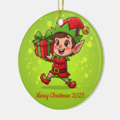 Tiny Christmas Elf with Gift パーソナライズド 2025 セラミックオーナメント (左)