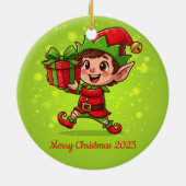 Tiny Christmas Elf with Gift パーソナライズド 2025 セラミックオーナメント (裏面)