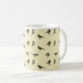 Tiny Garden Birds Pattern on Beige コーヒーマグカップ (正面右)