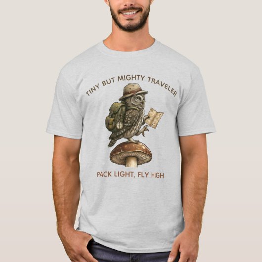 "Tiny Globetrotter" - ミニチュアフクロウ探検Tシャツ Tシャツ (正面)