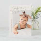 Tiny Hands Big Dreams スクリプト グレージュ 写真 出生告知 案内状 (スタンド正面)