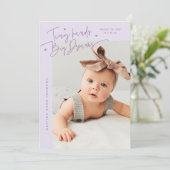 Tiny Hands Big Dreams スクリプト ライラック写真 誕生 案内状 (スタンド正面)