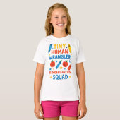 Tiny Human Wrangler – Funny Kindergarten Squad Tea Tシャツ (正面フル)