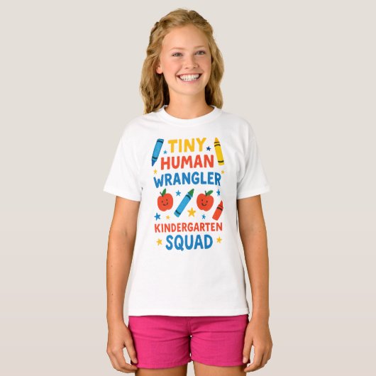 Tiny Human Wrangler – Funny Kindergarten Squad Tea Tシャツ (正面フル)
