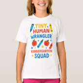 Tiny Human Wrangler – Funny Kindergarten Squad Tea Tシャツ (正面)
