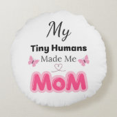 Tiny Humans Made Me Mom モダンピンクデザイン - スタイリ ラウンドクッション (裏面)