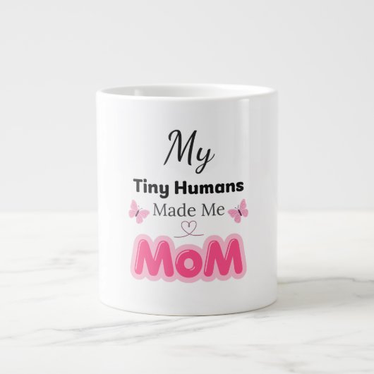 Tiny Humans Made Me Mom Modern Pink Design ジャンボコーヒーマグカップ (正面)