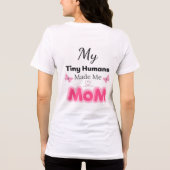 Tiny Humans Made Me Mom Modern Pink Design トライブレンドＴシャツ (裏面)