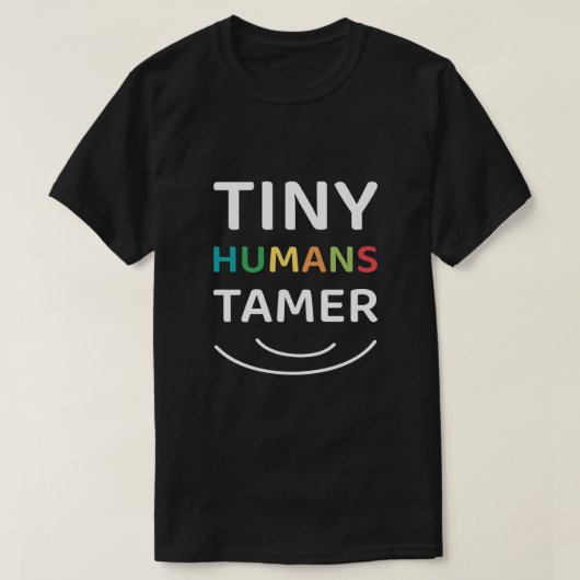 Tiny Humans Tamer – デイサービスプロバイダー Tシャツ (デザイン正面)