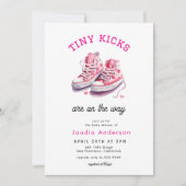 Tiny Kicks Sneakers Sports Pink Baby Shower 招待状 (正面)
